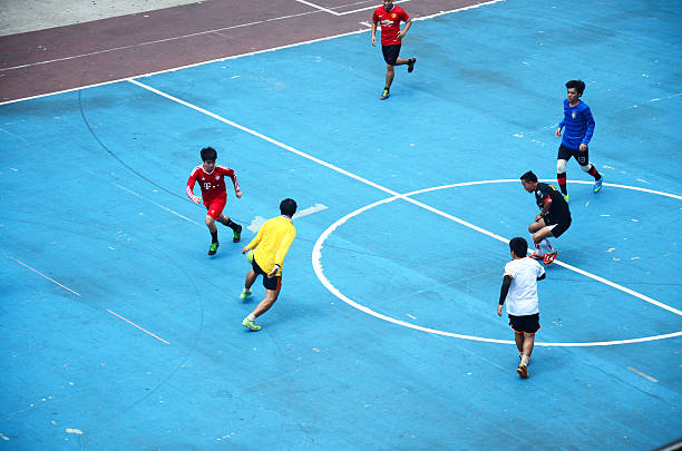 タイの男性がフットボール、サッカー - futsal indoors soccer ball soccer ストックフォトと画像