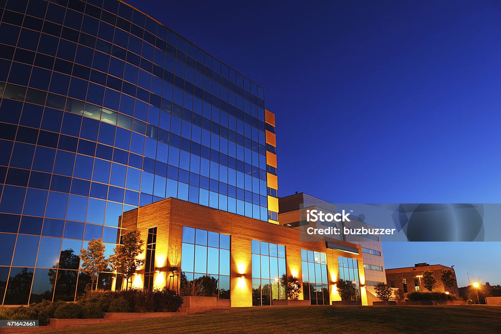 Colorido edifício corporativo ao pôr-do-sol - Foto de stock de Hotel royalty-free