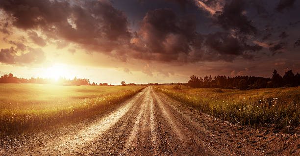 país paisagem de campos no céu pôr do sol - tuscany italy sunrise rural scene imagens e fotografias de stock