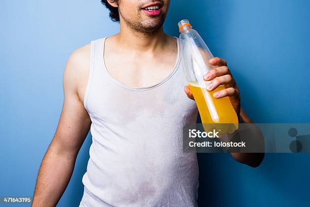 Junge Mann Trinkt Energy Drink Nach Einem Schweißtreibenden Training Stockfoto und mehr Bilder von 20-24 Jahre