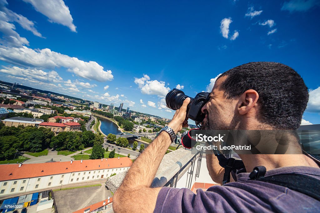 Turista tirar fotos em Vilnius - Foto de stock de Ajardinado royalty-free