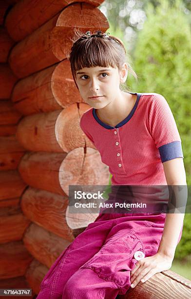 Nastolatek Dziewczyna Siedząca Na Okno Drewniane Lato Pavilion - zdjęcia stockowe i więcej obrazów 10-11 lat