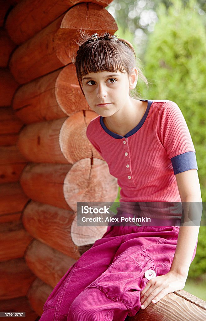 Подросток девушка сидит на окна Деревянный летний Павильон - Стоковые фото 10-11 лет роялти-фри