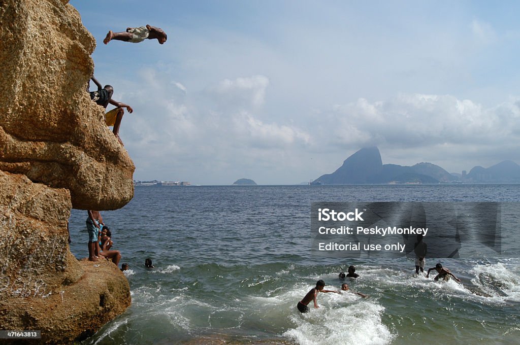 Бразильцы Ныряют рок скалы в море вблизи Рио - Стоковые фото Бразилия роялти-фри