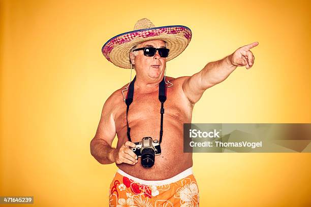 The Touristcigar Tonos Cámara Sombrero Humor Hawaiian Foto de stock y más banco de imágenes de Bañador de hombre