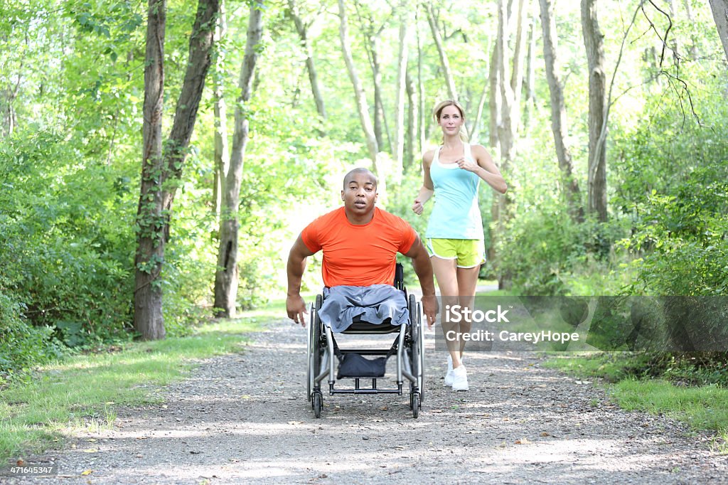 Jogging extérieure en - Photo de Chaise roulante libre de droits