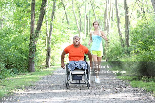 Photo libre de droit de Jogging Extérieure En banque d'images et plus d'images libres de droit de Chaise roulante - Chaise roulante, Courir, Course sur piste