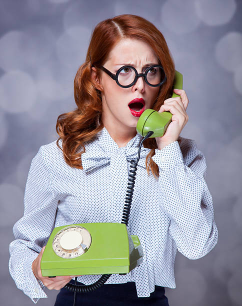 mujer con teléfono verde - vertical caucasian glasses red hair fotografías e imágenes de stock