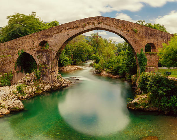 cangas de onís puente romano - asturiana fotografías e imágenes de stock