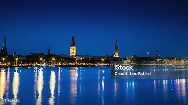 Riga Velha Cidade À Noite - Fotografias de stock e mais imagens de Castelo - Castelo, Riga, Amanhecer