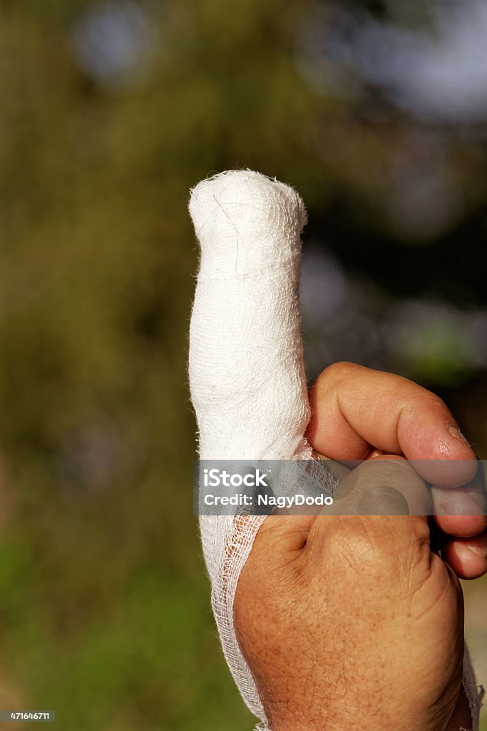 Weiße Medikament bandage auf die Verletzungen hand finger - Lizenzfrei Eingewickelt Stock-Foto