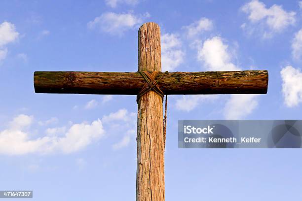 頑丈なクロスと雲 - キリストの十字架のストックフォトや画像を多数ご用意 - キリストの十字架, 十字架, 木製