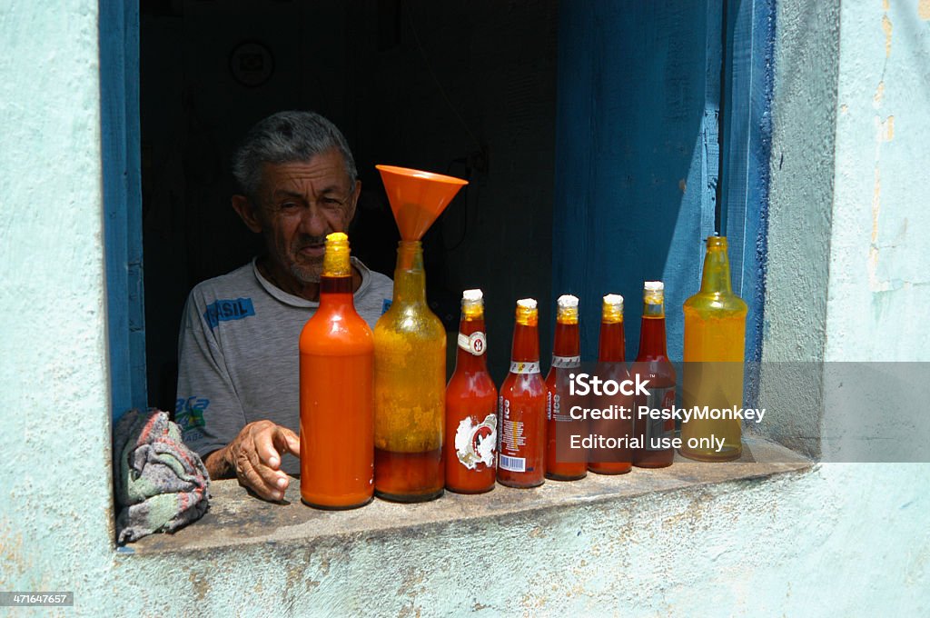 Homem brasileiro vende Dende Óleo de palma Molho de Pimenta da janela - Royalty-free Adulto Foto de stock