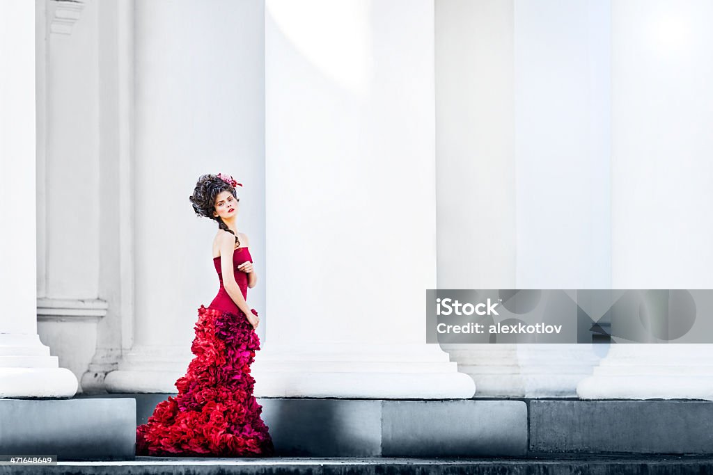 Renaissance kobieta pomiędzy kolumnami budynku białego - Zbiór zdjęć royalty-free (Kolumna architektoniczna)