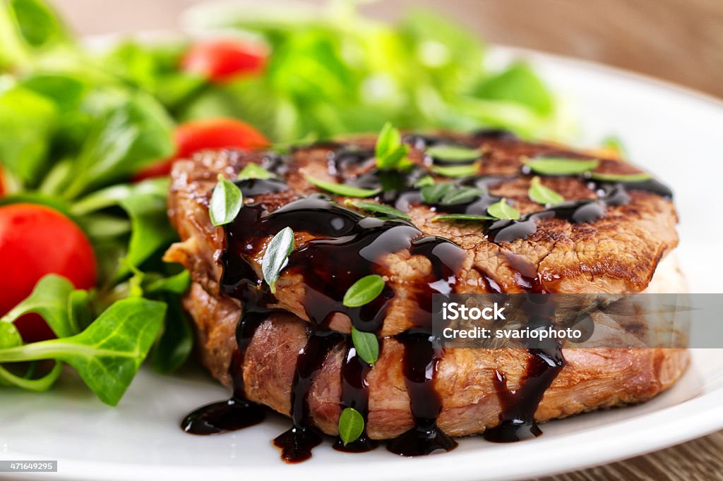 Filetto di manzo con insalata mista. - Foto stock royalty-free di Bistecca di manzo