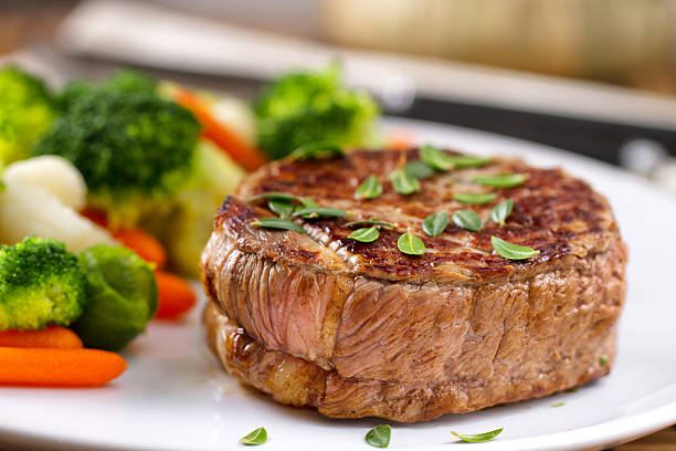 филе говядины с овощи - filet mignon steak cauliflower veal стоковые фото и изображения