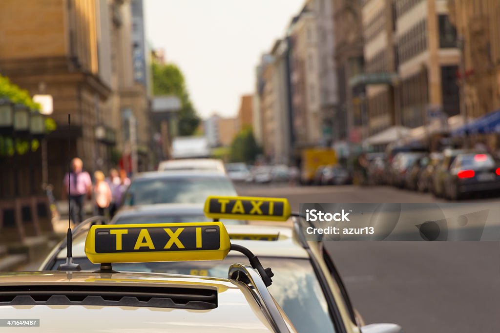 Taxi in attesa di fronte a un altro - Foto stock royalty-free di Germania