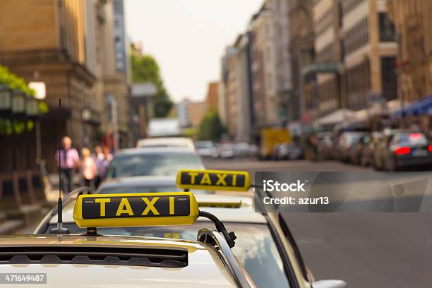 Taxi In Attesa Di Fronte A Un Altro - Fotografie stock e altre immagini di Germania - Germania, Taxi, Affari