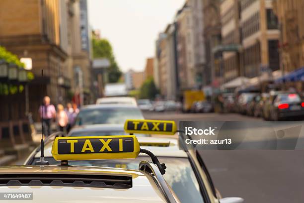 Foto de Espera De Táxis Em Frente Do Outro e mais fotos de stock de Alemanha - Alemanha, Táxi, Berlim