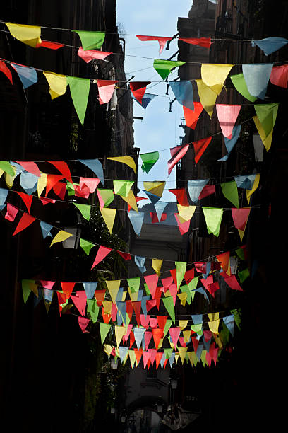 feast decorações em uma rua estreita. - merced county - fotografias e filmes do acervo