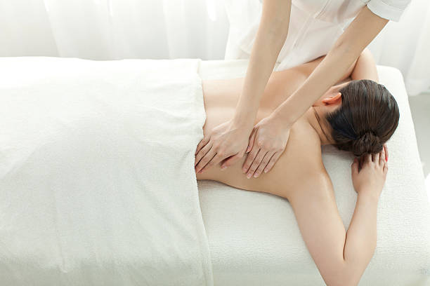 el esthetician que masajes de respaldo - massaging human arm obscured face only women fotografías e imágenes de stock