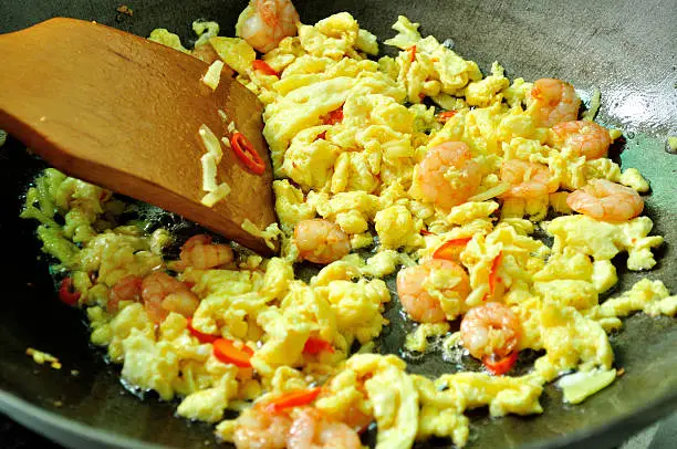 stir fried egg with shrimps in wok