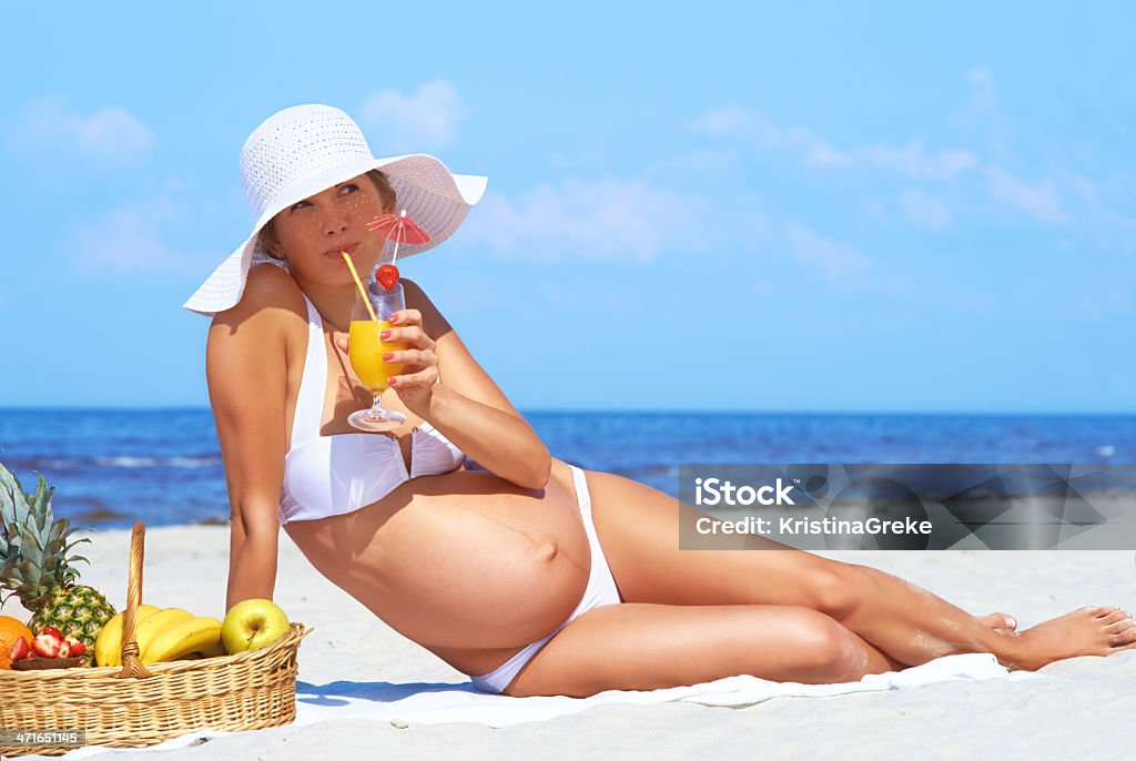 Schwangere Frau am Strand - Lizenzfrei Abwarten Stock-Foto