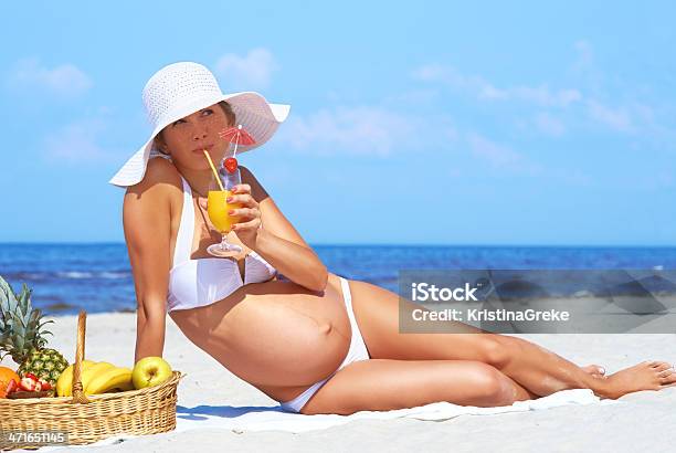 Schwangere Frau Am Strand Stockfoto und mehr Bilder von Abwarten - Abwarten, Bikini, Bräune