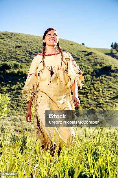 Foto de Feliz Heroicos Índios Nativos Maiden Caminhada Na Meadow e mais fotos de stock de Índio Americano