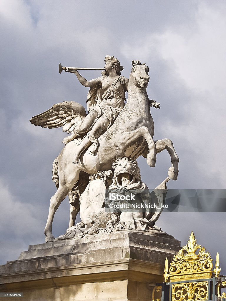 Statua konia w centrum Paryża. Francja - Zbiór zdjęć royalty-free (Trąbka)