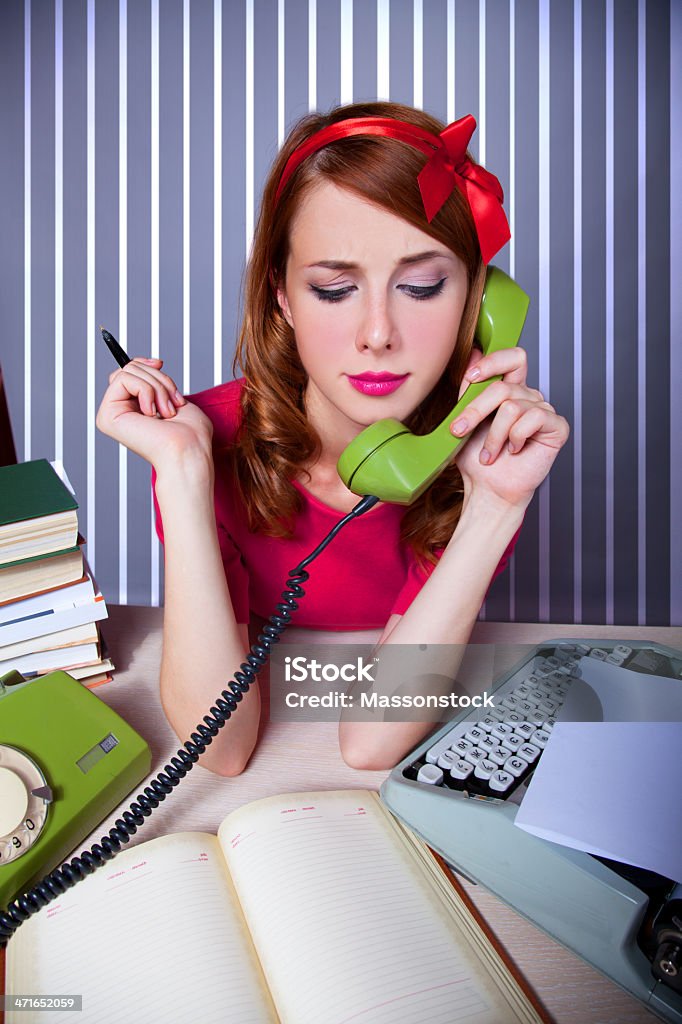 Kobieta na telefon podczas pisania - Zbiór zdjęć royalty-free (Banknot)
