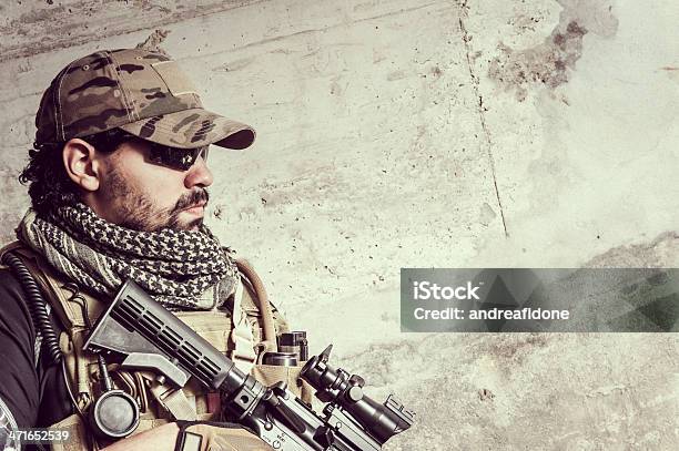 Foto de Retrato De Hispânica Moderno Soldado Segurando Automático Rifle e mais fotos de stock de Adulto
