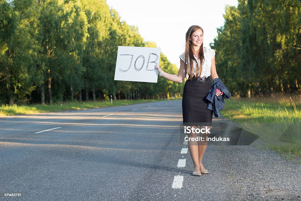여자 hitchhikes 대한 많으셨습니다 - 로열티 프리 개념 스톡 사진