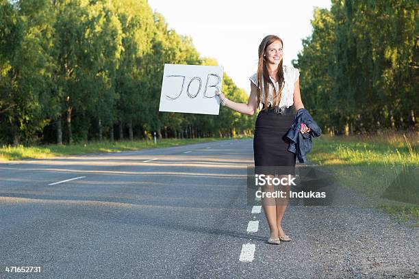 여자 Hitchhikes 대한 많으셨습니다 개념에 대한 스톡 사진 및 기타 이미지 - 개념, 개념과 주제, 고속도로