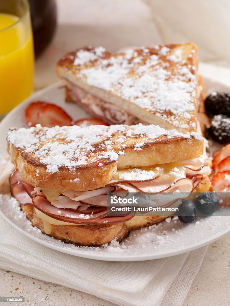 クラシックな Monte Cristo サンドイッチ - 食べ物 サンドイッチのロイヤ�リティフリーストックフォト