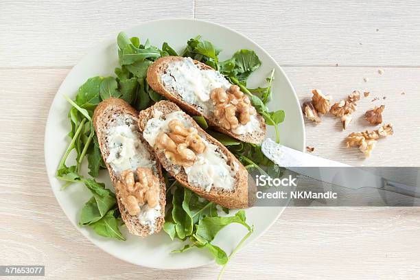 Crostini Com Queijo Gorgonzola Rúcula E Noz - Fotografias de stock e mais imagens de Alimentação Saudável - Alimentação Saudável, Almoço, Antipasto