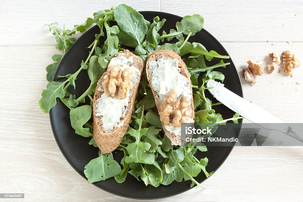 Crostini com queijo gorgonzola, rúcula e nozes - Foto de stock de Alimentação Saudável royalty-free
