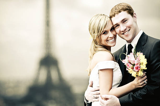 эйфелева башня love - honeymoon wedding paris france bride стоковые фото и изображения