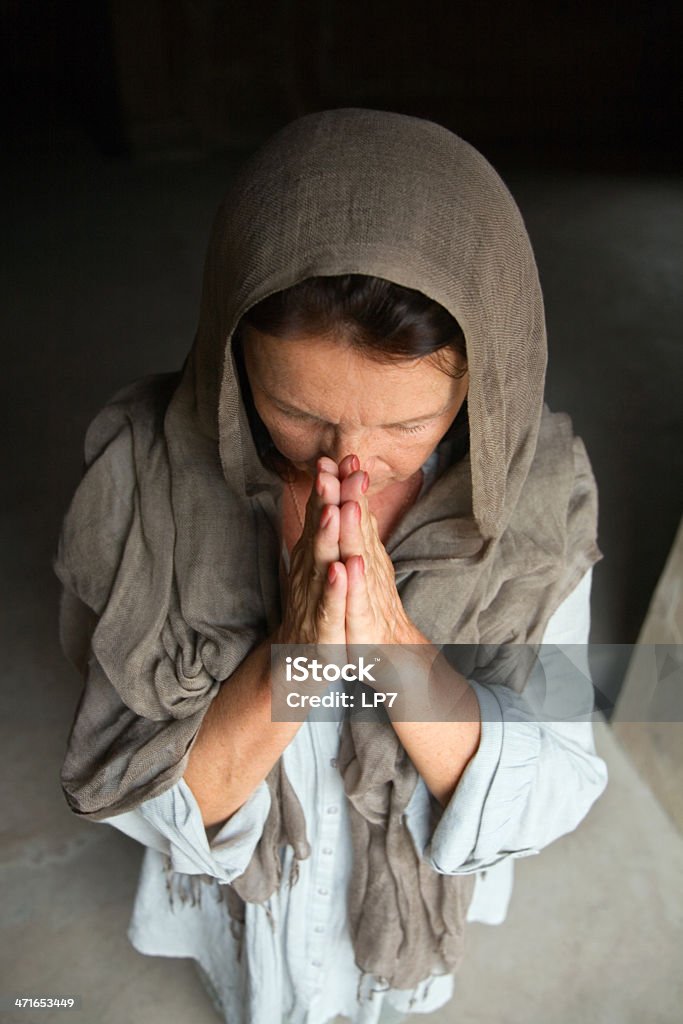 Donna Pregare - Foto stock royalty-free di Abbigliamento religioso