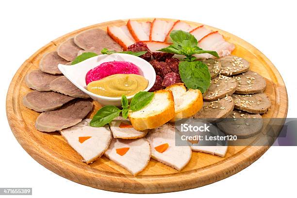 Placa Con Varios Tipos De Salchichas Y Tocino Foto de stock y más banco de imágenes de Alimento - Alimento, Carne, Carne de cerdo