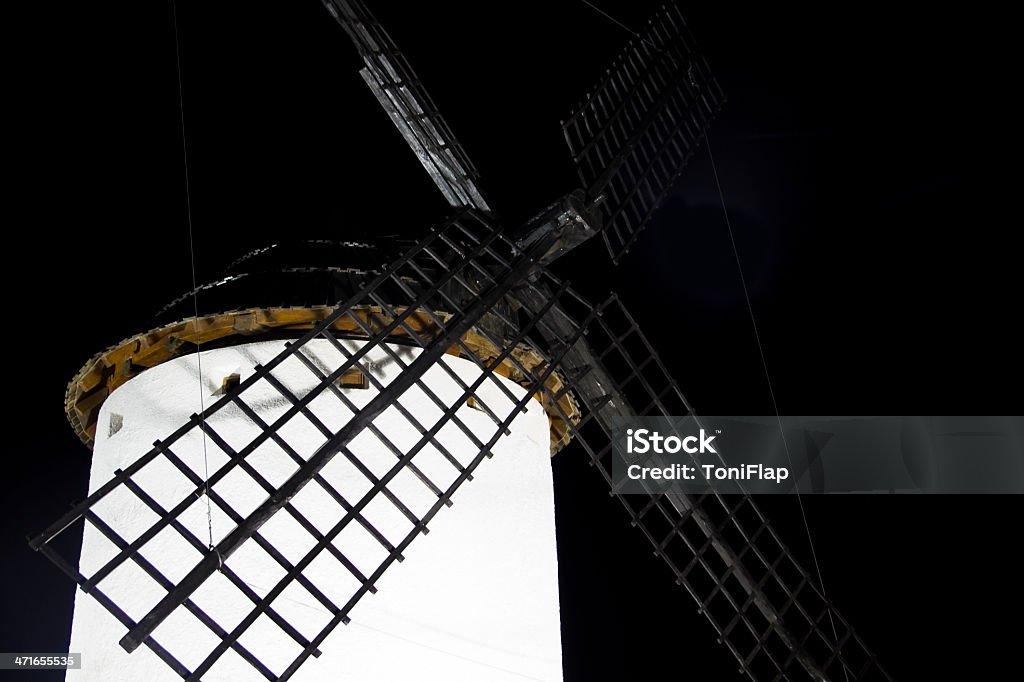 Molino de viento en la noche, - Foto de stock de Aerogenerador libre de derechos