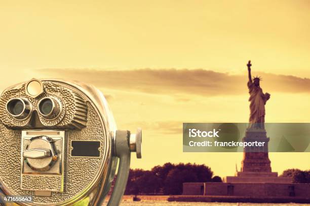 Binocular Contra De La Estatua De La Libertad Foto de stock y más banco de imágenes de Brooklyn - Nueva York - Brooklyn - Nueva York, Estatua, Antorcha