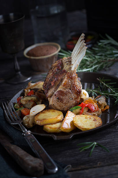 gegrillte lamm - rack of lamb stock-fotos und bilder