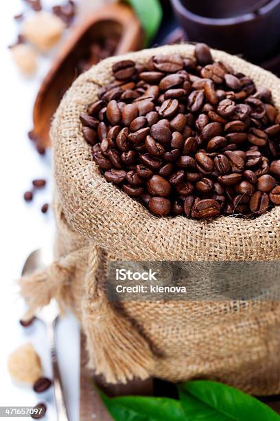 Foto de Grãos De Café Em Tecido De Saco e mais fotos de stock de Abundância - Abundância, Agricultura, Amontoamento