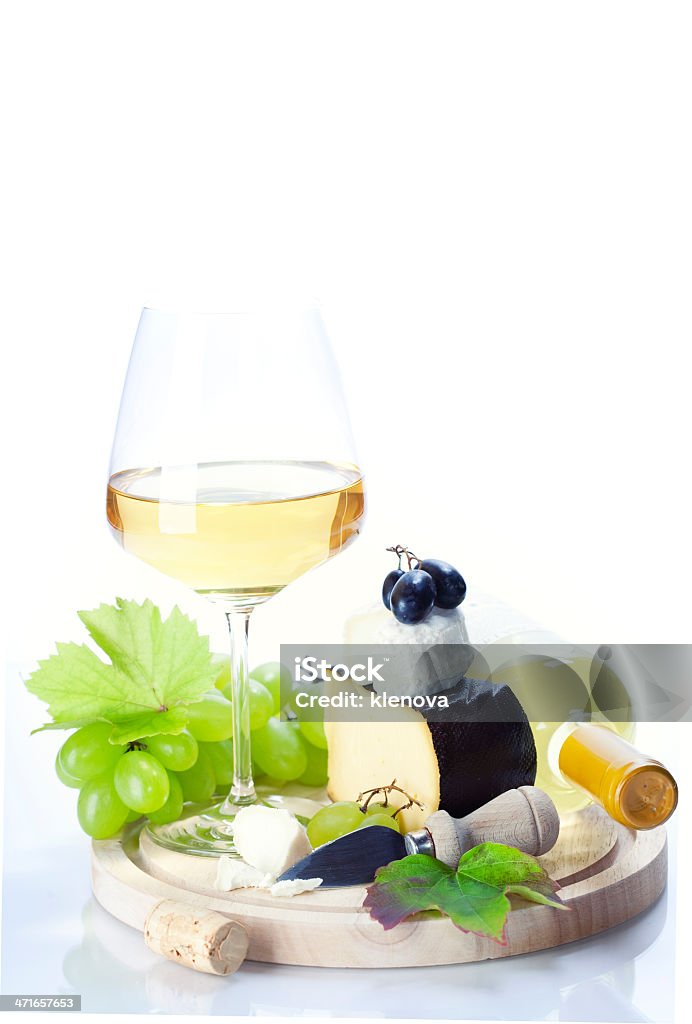 Uva blanca, vino y queso - Foto de stock de Alimento libre de derechos
