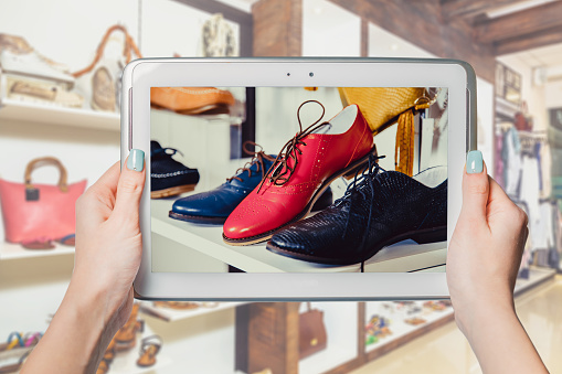 Línea De La Tienda De Zapatos Venta Online Foto de stock y banco de imágenes de 2015 - 2015, Belleza, Bolso - iStock