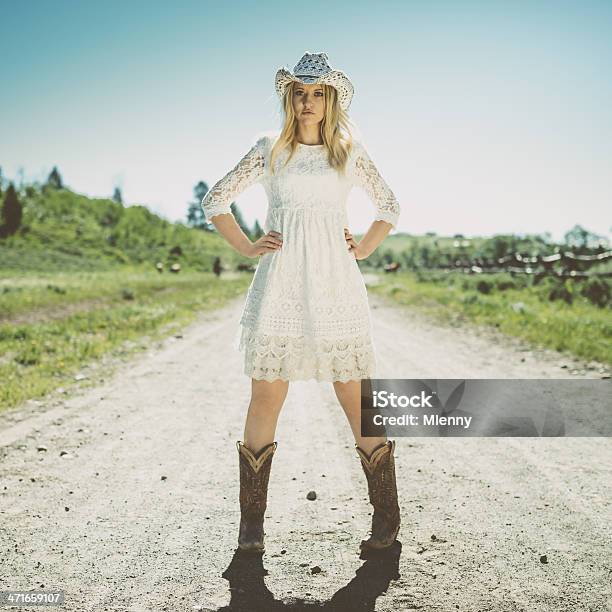 American Chica Oeste Foto de stock y más banco de imágenes de Bota de vaquero - Bota de vaquero, Mujeres, Vestido