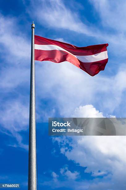 Bandeira Da Letóniavertical - Fotografias de stock e mais imagens de Ao Ar Livre - Ao Ar Livre, Azul, Bandeira