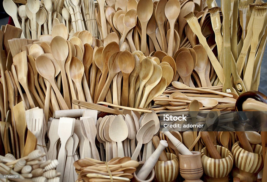 Spoons in legno e interno negozio - Foto stock royalty-free di Ambientazione esterna