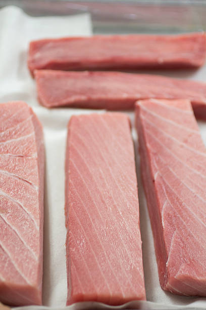 blocchi di tonno crudo - tuna chunks foto e immagini stock